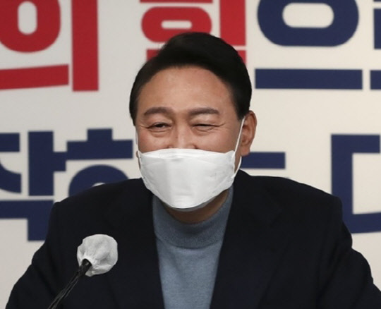 윤석열 대통령 당선인이 13일 오후 서울 여의도 국민의힘 당사에서 대통령직인수위원회 위원장 및 부위원장 인선 결과를 발표한 뒤 취재진의 질문에 답하고 있다. <연합뉴스>